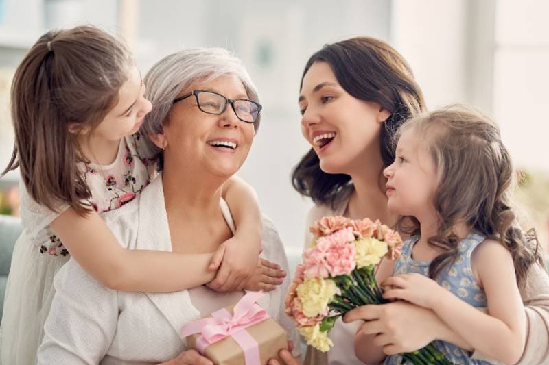 personne entendant bien et discutant avec sa famille grâce à ses appareils auditifs discrets et performants